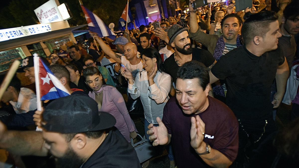 Exiliados festejan la muerte de Castro, en la Pequeña Habana, en Miami. (Foto Prensa Libre: AP)