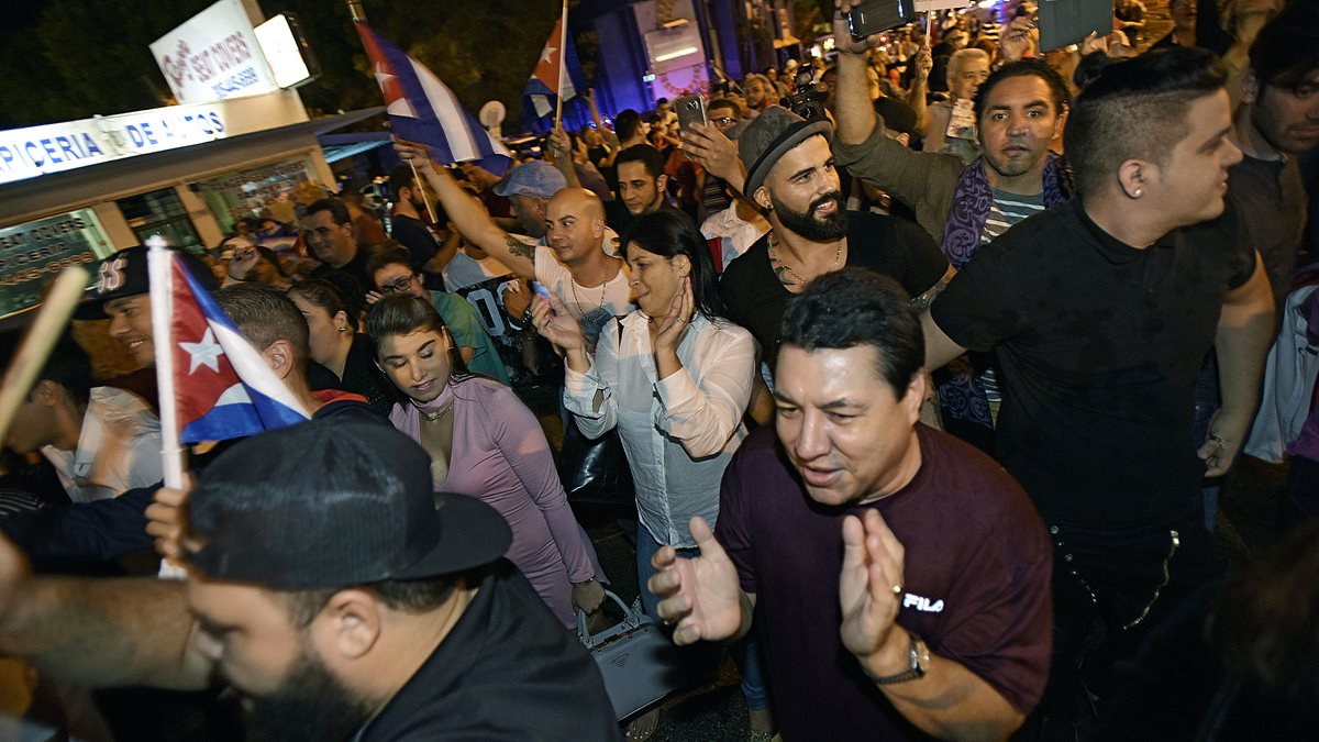 Exiliados festejan la muerte de Castro, en la Pequeña Habana, en Miami. (Foto Prensa Libre: AP)