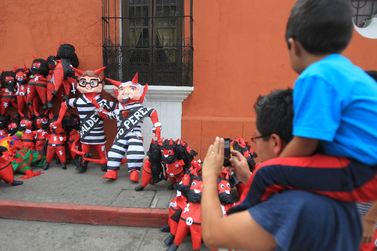 Los exmandatarios Otto Pérez Molina y Roxana Baldetti Elías, fueron representados en piñatas. (Foto Prensa Libre: Esbin Garcia)