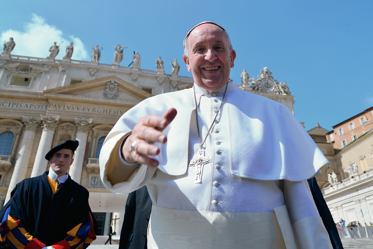 El Papa Francisco saluda a los ferigreses en la Plaza San Pedro. (Foto Prensa Libre:AFP)