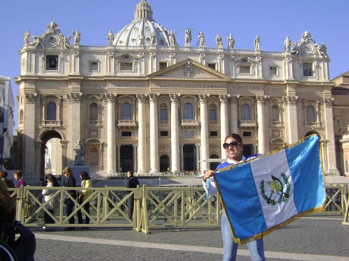 Melissa Turcu muestra la bandera de Guatemala. Vive en Rumanía con su esposo. (Foto Prensa Libre: Cortesía)