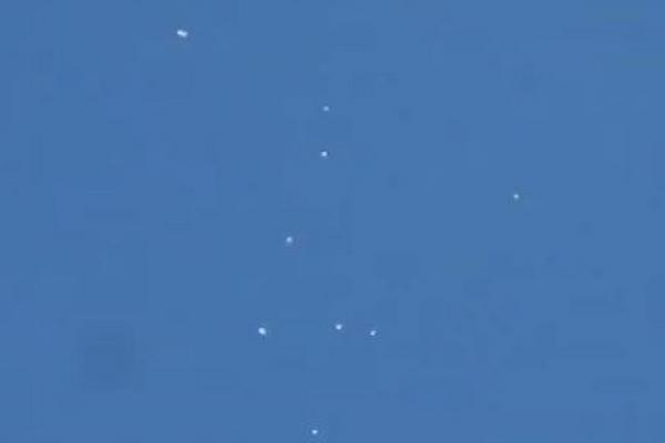 En el cielo mixqueño destacan varios puntos blancos con movimientos rápidos y desordenados. (Foto Prensa Libre: Youtube)