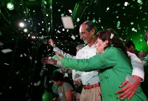 El presidente Álvaro Colom y su entonces esposa Sandra Torres en  un acto político en 2007. (Foto Prensa Libre: AFP)