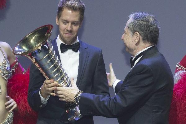 Jean Todt  —derecha—, presidente de la FIA, en acto en donde premia al cuatro veces campeón del Mundo, Sebastian Vettel.