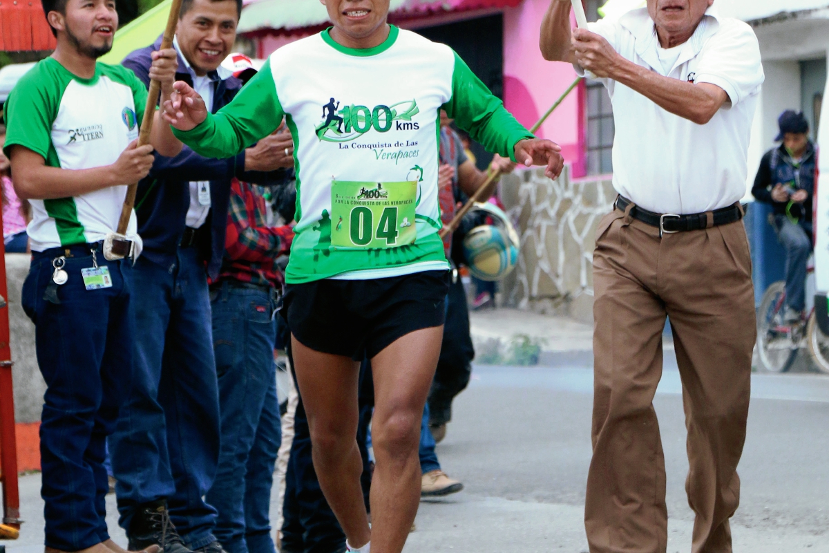 El ultra maratonista Estanislao Tut Cruz ganó la Ultra Maratón de las Verapaces, con recorrido de 100 kilómetros. (Foto Prensa Libre: Eduardo Sam Chun)