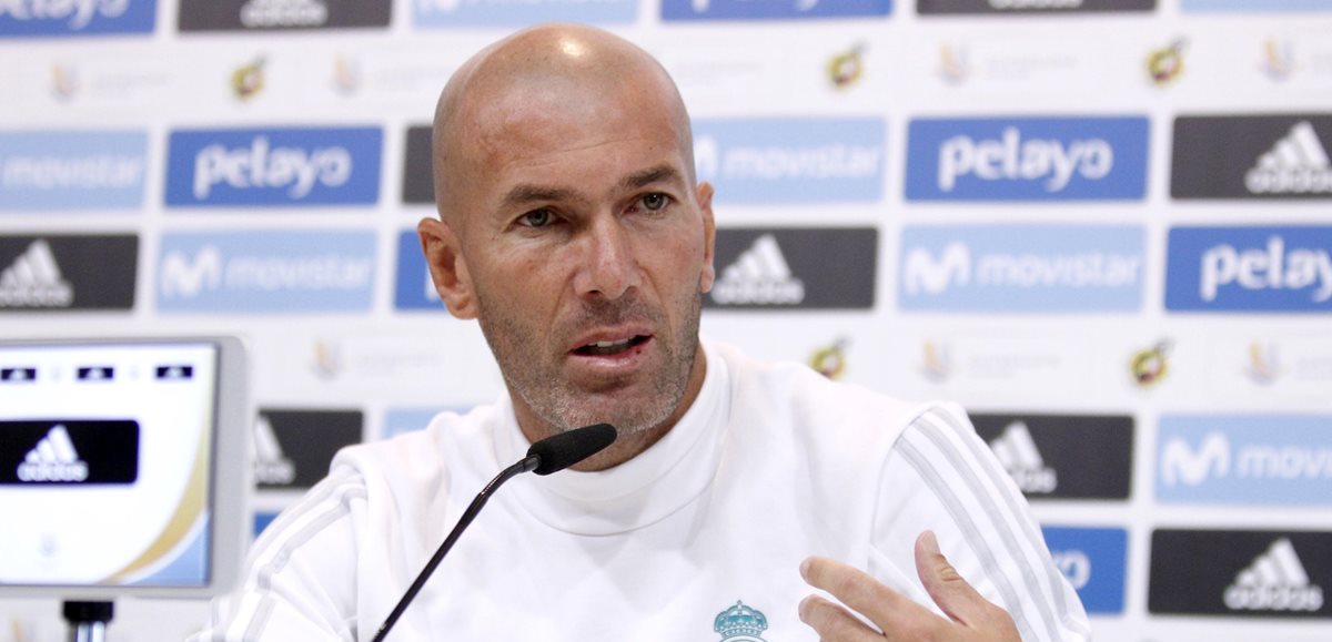 El técnico del Real Madrid, Zinedine Zidane, durante la rueda de prensa previa al partido de vuelta de la Supercopa que disputará frente al FC Barcelona. (Foto Prensa Libre: EFE)
