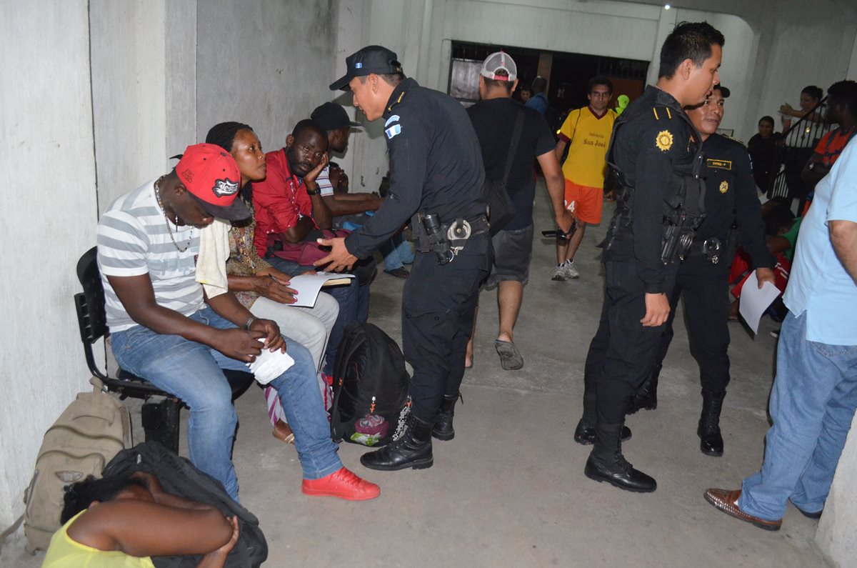 La PNC interroga a los sudafricanos indocumentados. (Foto Prensa Libre: Jorge Tizol)