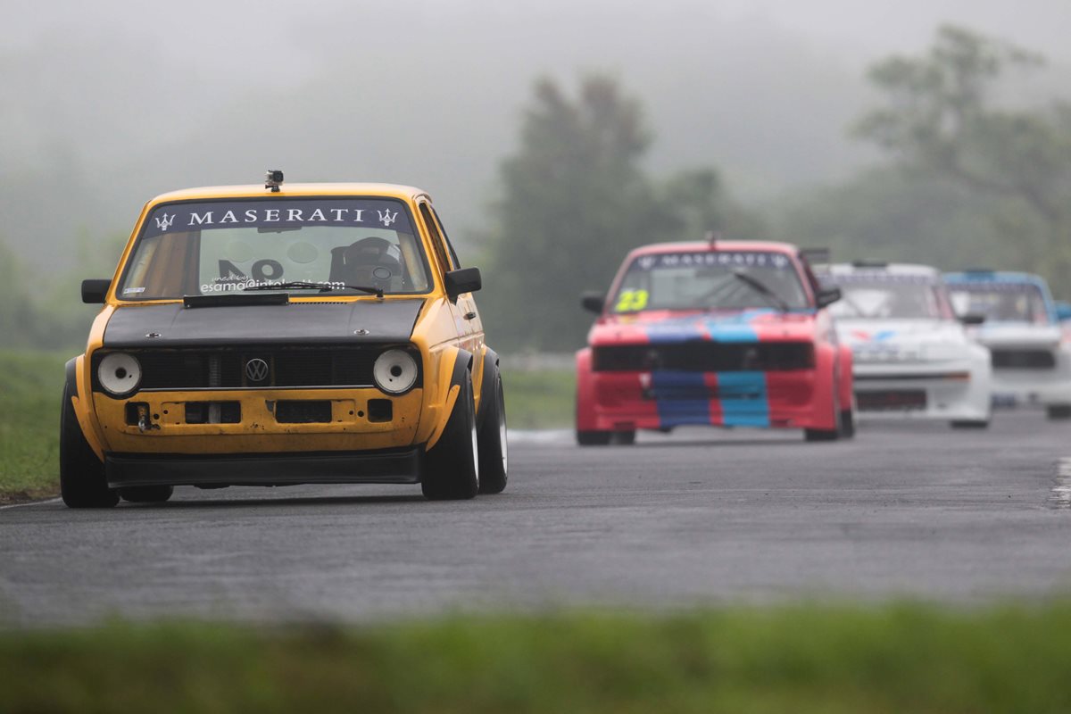 Samayoa —amarillo— se robó los aplausos y elogios en la tercera fecha del Campeonato Nacional de Automovilismo. (Foto Prensa Libre: Norvin Mendoza)