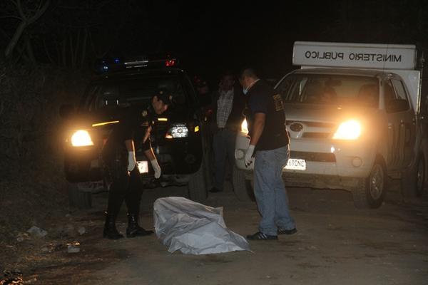 Autoridades no pudieron identificar el cadáver. (Foto Prensa Libre: Miguel López)