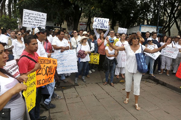 Los bloqueos de los maestros disidentes en las últimas semanas afectan comercios de Oaxaca.(Foto Prensa Libre: EFE)
