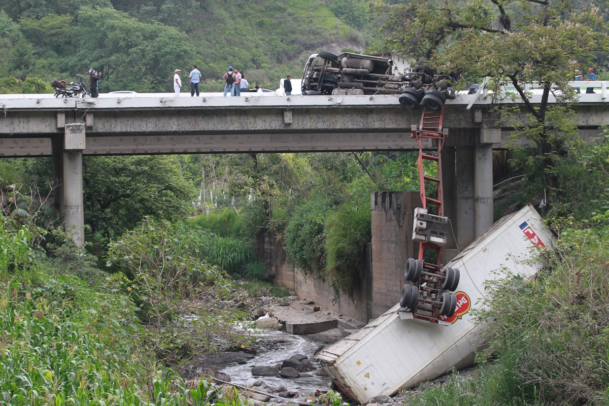Muchos tráilers y camiones no cuentan con seguros por accidentes, según autoridades de Tránsito. (Foto Prensa Libre:Hemeroteca PL)