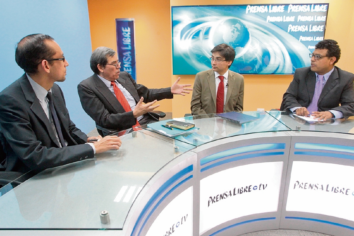 Caryl Alonso y Javier Brolo —al centro— conversan sobre el proceso de transición con los periodistas de Prensa Libre Geovanni Contreras y Manuel Hernández.