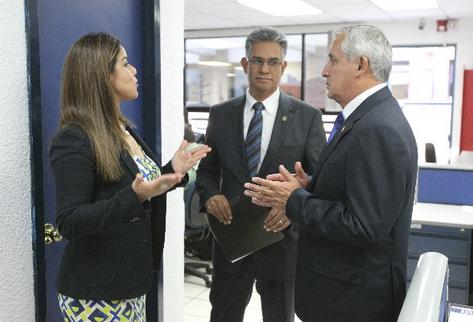 Pérez Molina conversa con Carlos Muñoz y la intendente de Aduanas, Claudia Méndez.