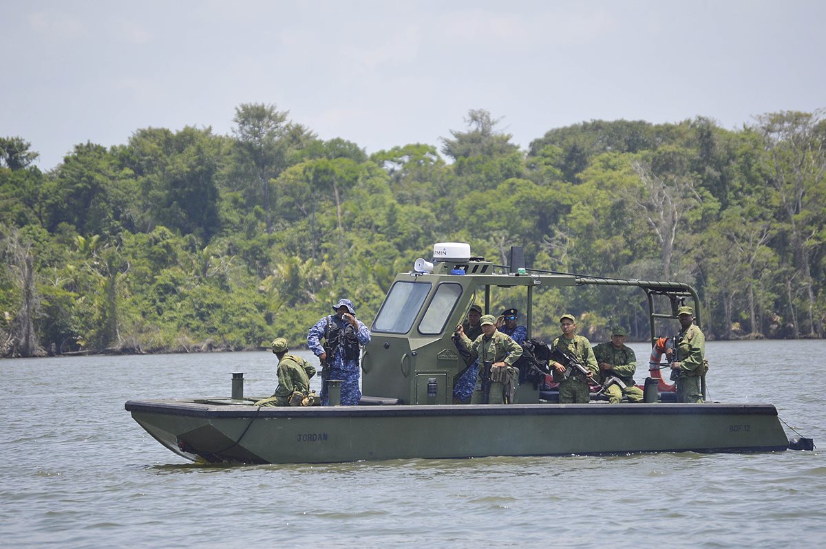Una patrulla de la Fuerza de Defensa de Belice navega en el río Sarstún. (Foto Prensa Libre: Hemeroteca PL)