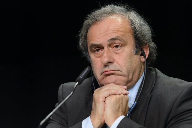 Michel Platini lucha para salvar su reputación después de ser suspendido provisionalmente al menos por 90 días por el comité de ética de la FIFA. (Foto Prensa Libre: AP)