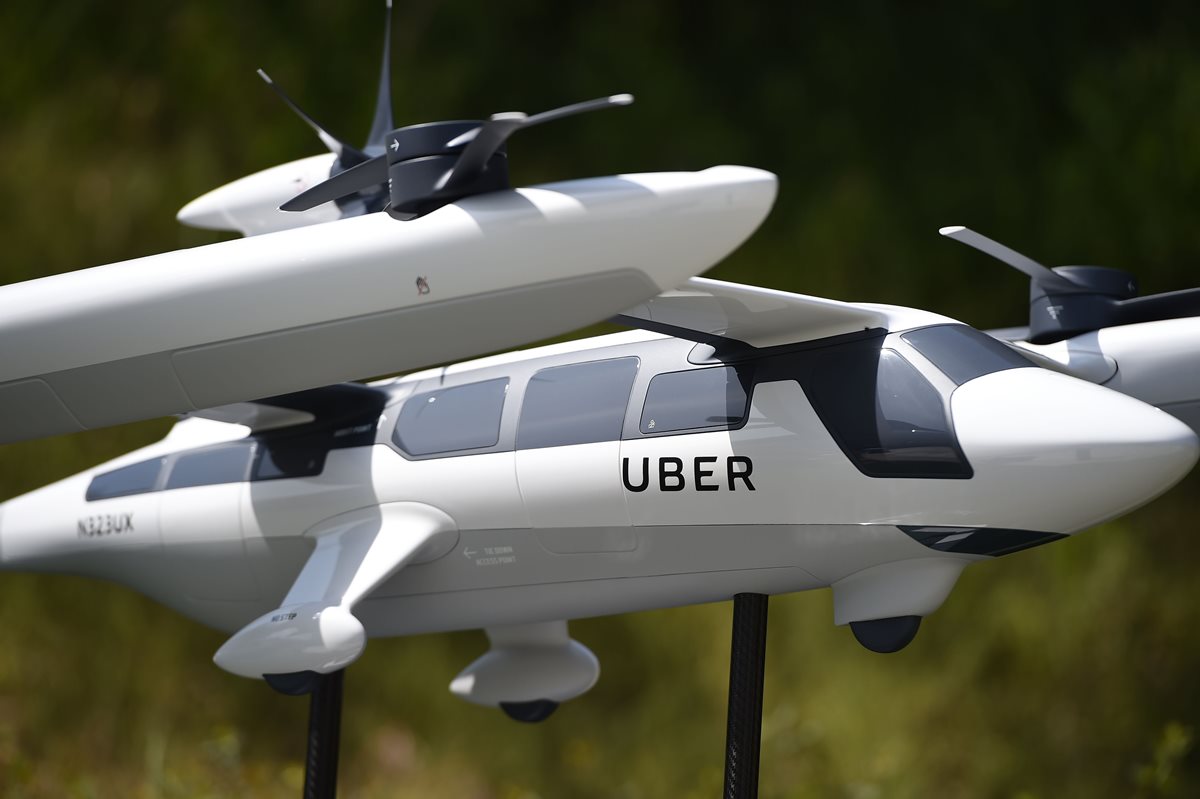 En el Skirball Center de Los Ángeles, California, se exhibe un modelo de taxi volante eléctrico de Uber en la segunda cumbre anual de Uber Elevate. (Foto Prensa Libre: AFP)