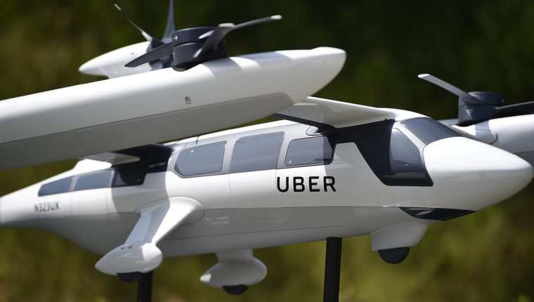 En el Skirball Center de Los Ángeles, California, se exhibe un modelo de taxi volante eléctrico de Uber en la segunda cumbre anual de Uber Elevate. (Foto Prensa Libre: AFP)