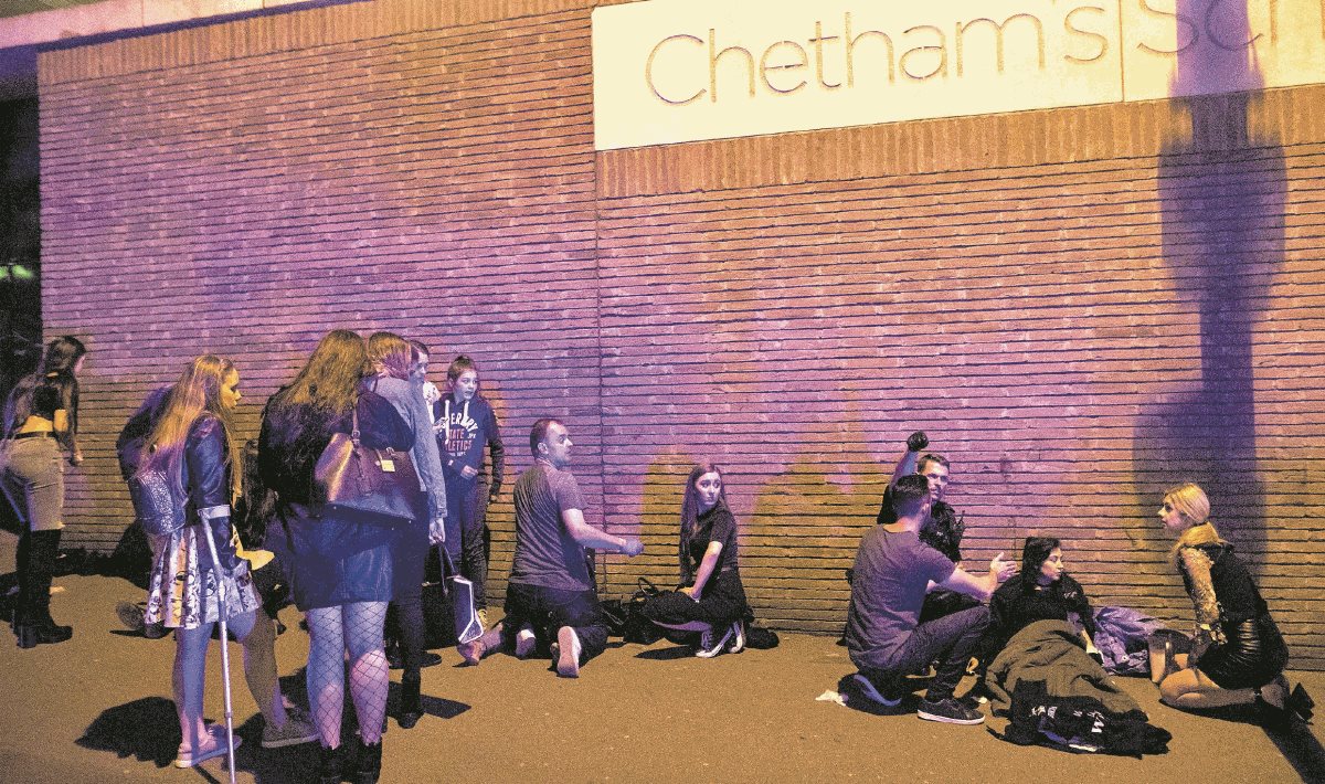 Seguidores de la cantante Ariana Grande son atendidos por polici?as, luego de la explosio?n ocurrida al finalizar un concierto en Ma?nchester, Inglaterra. (Foto: Xinhua)