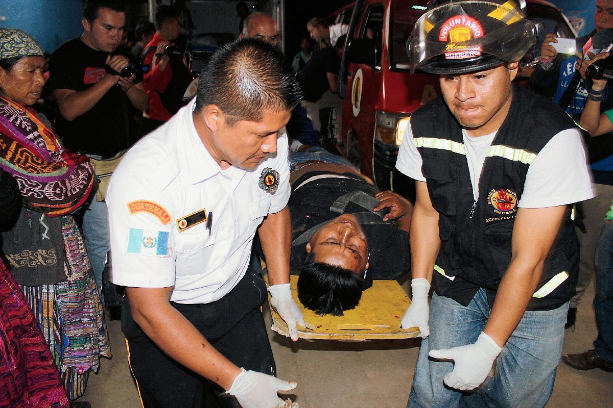 Socorristas trasladan  a uno de los heridos hacia el Hospital Regional de Quiché. (Foto Prensa Libre: Óscar Figueroa)
