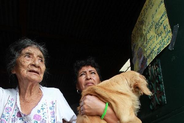 Nazaria Celsa Sosa, de 92 años, oriunda de Totonicapán, debió abandonar ayer su casa, junto a su perro, en la zona 3.