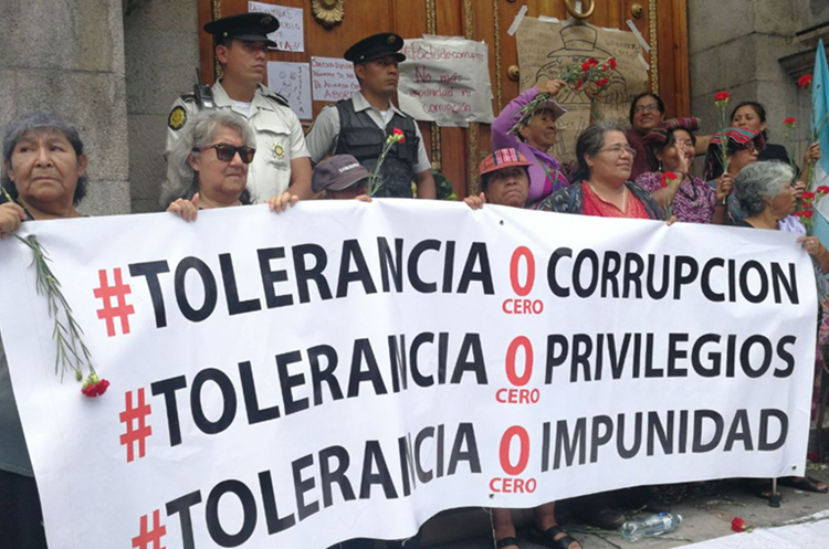 Decenas rechazan la aprobación de las reformas al Código Penal. (Foto Prensa Libre: Érick Ávila)