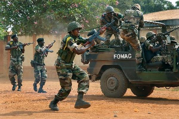 Integrantes del Ejército centroafricano patrullan las calles en Bangui, República Centroafricana. (Foto Prensa Libre:AP)