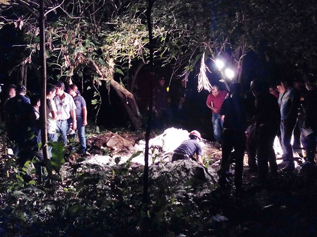 Autoridades desenterraron el cuerpo de Gustavo Adolfo García Salas. (Foto Prensa Libre: Melvin Popá)