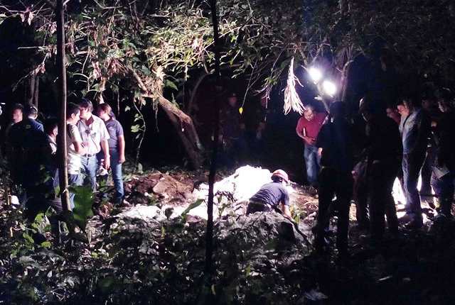 Autoridades desenterraron el cuerpo de Gustavo Adolfo García Salas. (Foto Prensa Libre: Melvin Popá)
