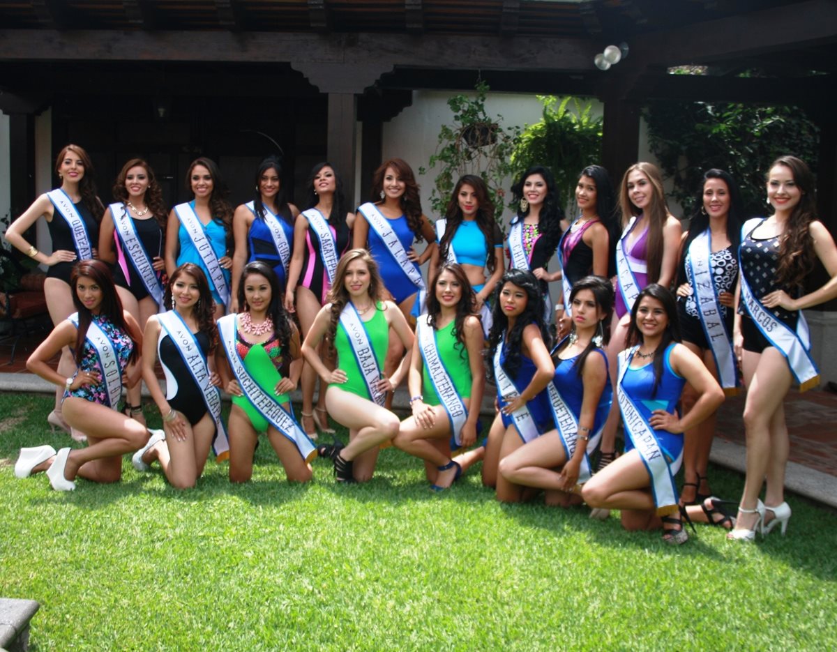 Las 20 participantes en el certamen Reina Nacional de la Independencia. (Foto Prensa Libre: Renato Melgar)