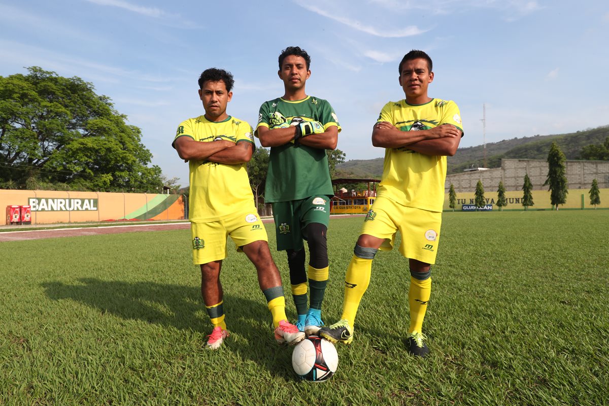 Mario Vásquez, Josualdo Rodríguez y Fredy Orellana viven al máximo la final. (Foto Prensa Libre: Edwin Fajardo).