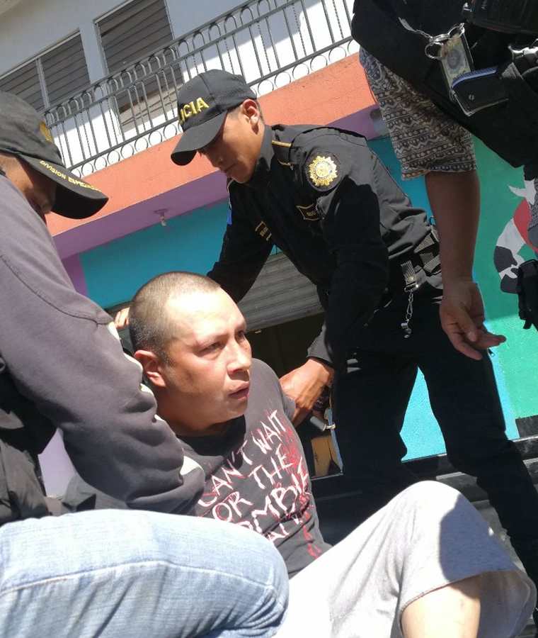 Jorge Mario Huechén, 31, fue aprehendido por presuntamente haber robado un celular en la zona 2 de Xela. (Foto Prensa Libre: Fred Rivera)