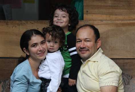 Familia Cordero  Medrano. Al centro está Denis y arriba  su hermano Cristofer. (Foto Prensa Libre: Archivo)