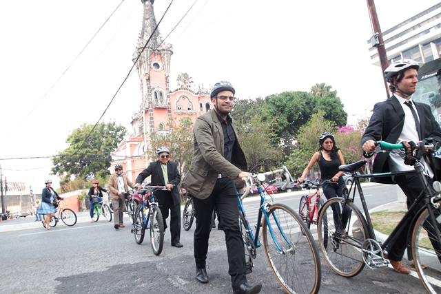 Un grupo de ciclistas captados en el inicio de la avenida La Reforma. (Foto: Hemeroteca PL)