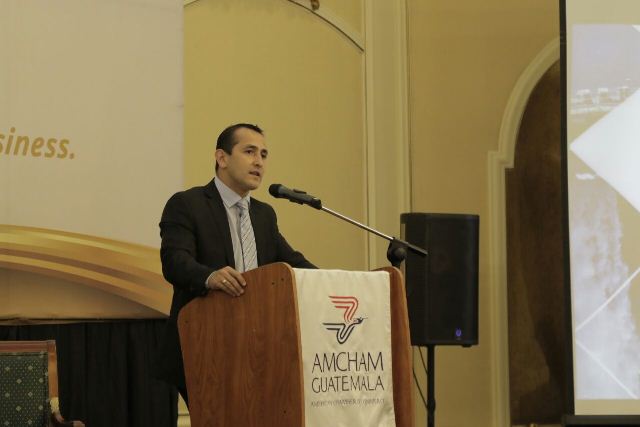 Luis Chang Navarro ministro de Energía y Minas se reunión con empresarios de AmCham. (Foto Prensa Libre: Urías Gamarro)