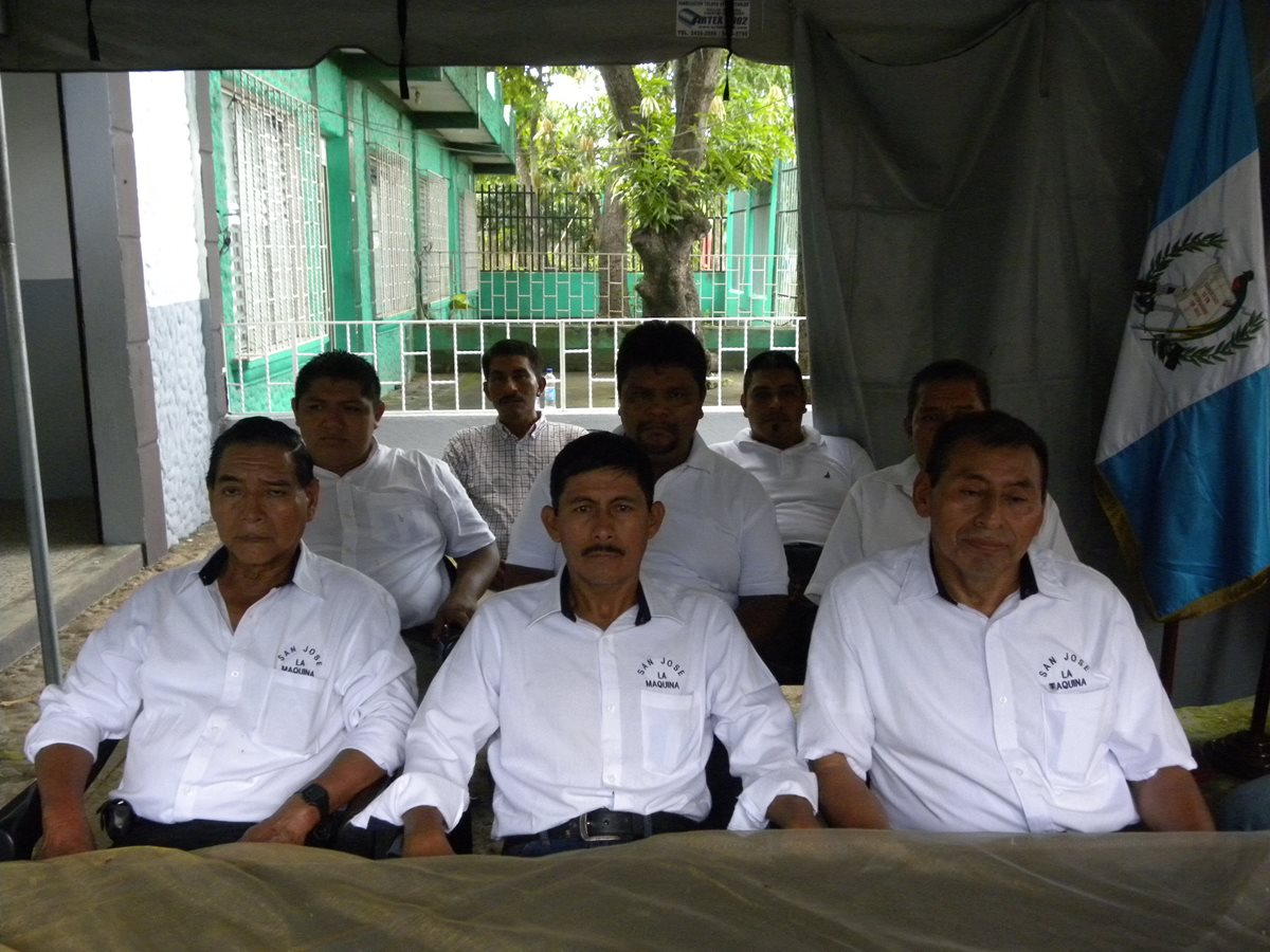 El jefe edil de San José La Máquina, Suchitepéquez, Alberto Martínez - al frente a la drecha-, sufrió un atentado en el que salió ileso. (Foto HemerotecaPL)