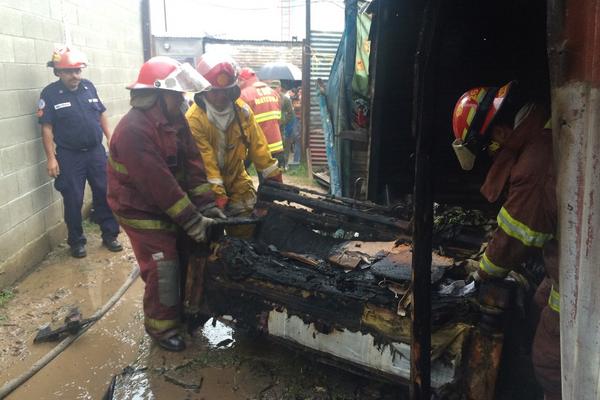 Bomberos Municipales descombran los restos de artículos domésticos destruidos en el incendio (Foto Prensa Libre: CBM) <br _mce_bogus="1"/>