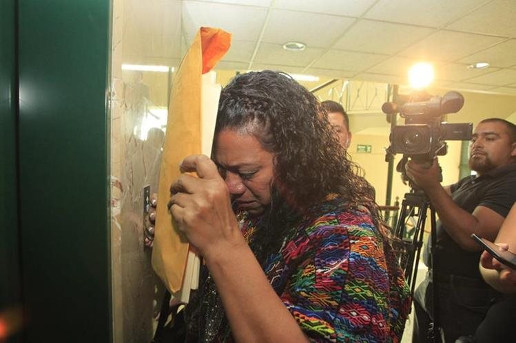La gobernadora de Alta Verapaz, Estela Ventura, llora al salir de la citación con diputados donde afirma que recibió insultos racistas. (Foto: Hemeroteca PL)