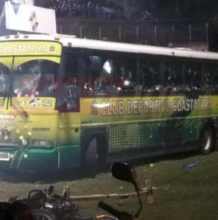 Así terminó el bus de Deportivo Guastatoya después de ser atacado por un grupo de aficionados de Cobán Imperial. (Foto Prensa Libre: Hemeroteca PL)