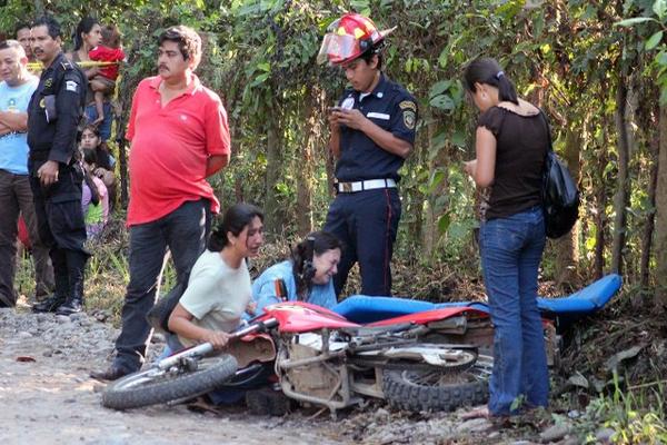 Familiares lloran junto a la víctima de ataque armado en Pajapita, San Marcos. (Alexánder Coyoy)