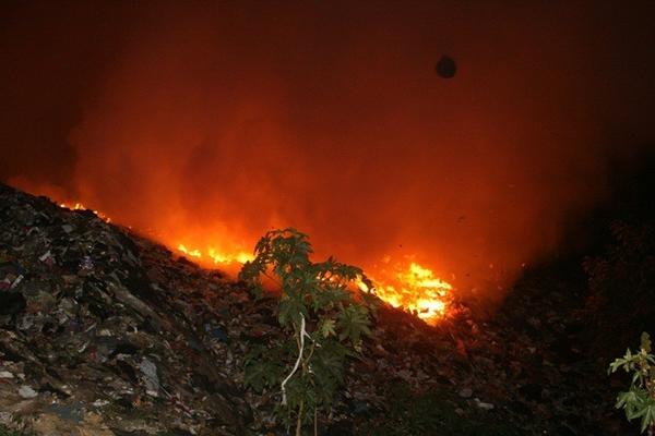 Fuego consume parte de los desechos del vertedero municipal de Cobán. (Foto Prensa Libre: Ángel Martín Tax) <br _mce_bogus="1"/>