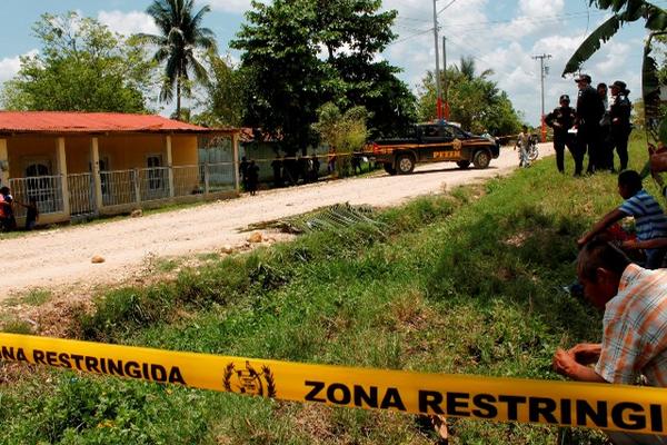 Un hombre fue asesinado en el interior de una granja avícola en Sayaxché, Petén. (Foto Prensa Libre: Rigoberto Escobar)<br _mce_bogus="1"/>