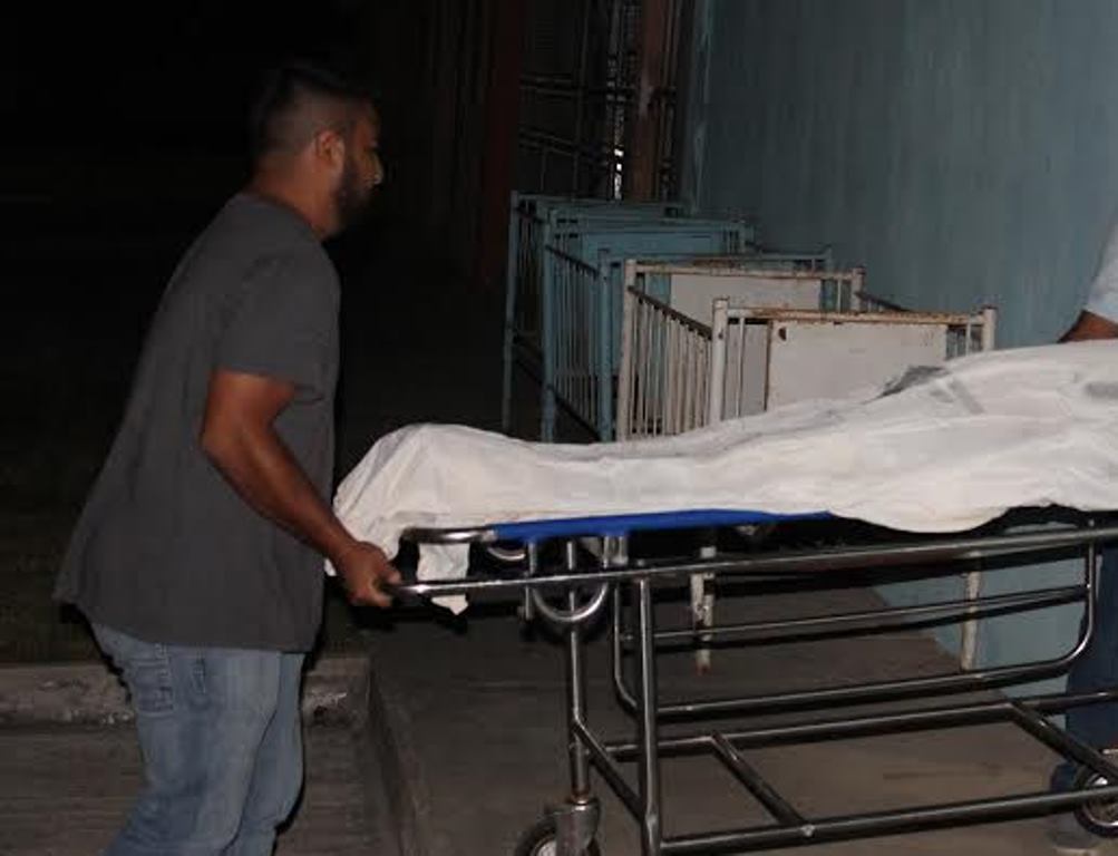 El cadáver de la víctima es trasladado a la morgue. (Foto Prensa Libre: Walfredo Obando).