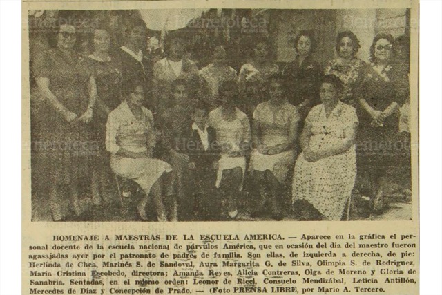 Grupo de maestras homenajeadas en 1960. (Foto: Hemeroteca PL)