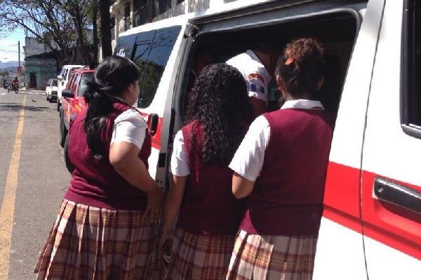 Bomberos atienden a  dos estudiantes lesionadas,  durante  atraco a un bus.