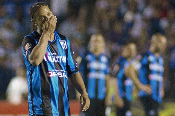 Ronaldinho seguirá en Querétaro mientras no surjan ofertas, dice presidente
