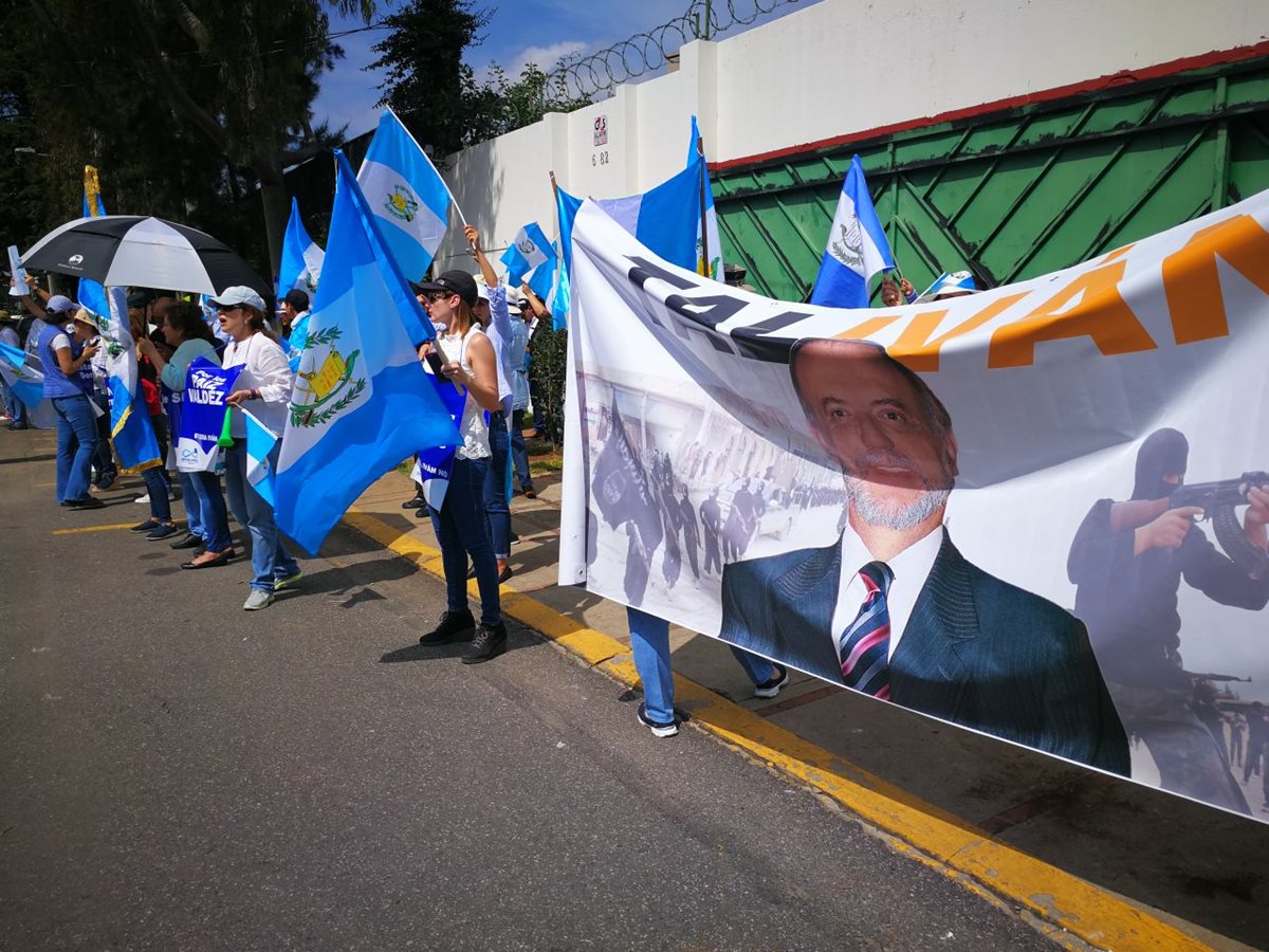 Grupos en contra de Iván Velásquez, manifestaron por la mañana de sábado frente a la sede de la Cicig en Zona 14. (Foto Prensa Libre: Paulo Raquec)