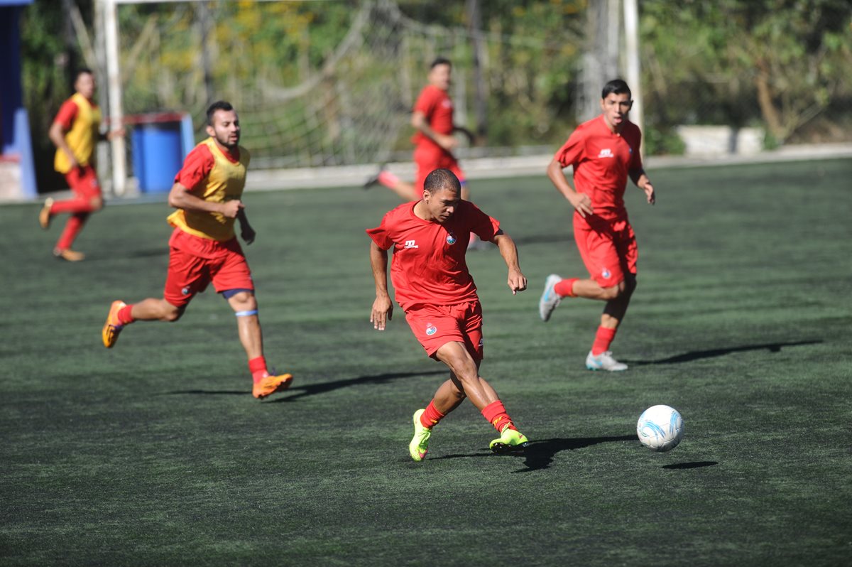 El brasileño Janderson Pereira es el nuevo refuerzo de los rojos para el próximo torneo Clausura 2016. (Foto Prensa Libre: Francisco Sánchez).