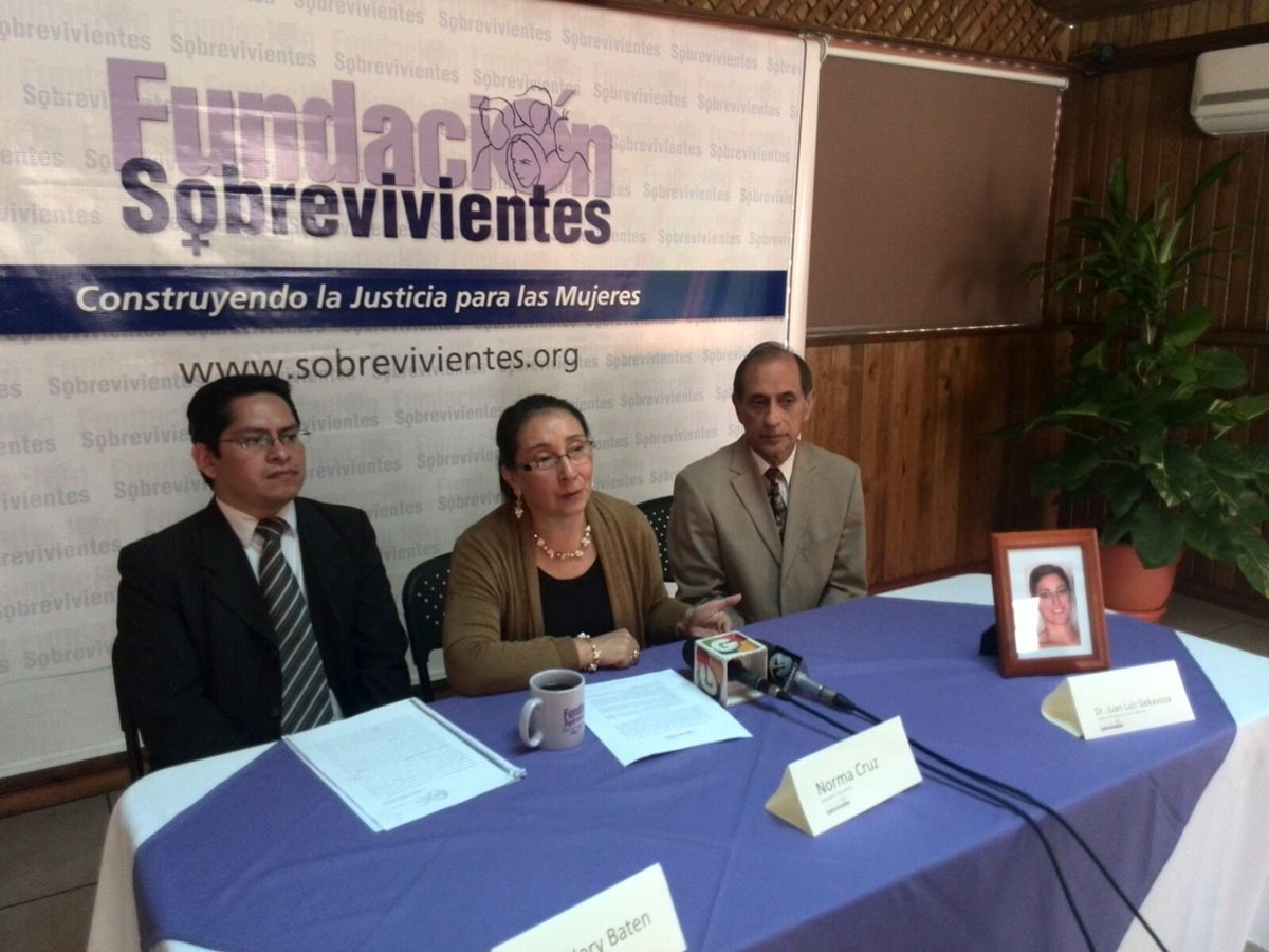 Nery Baten, Norma Cruz y Luis Siekavizza, denuncian anomalías en el proceso contra los sindicados por la desaparición de Cristina Siekavizza. (Foto Prensa Libre: E Paredes)