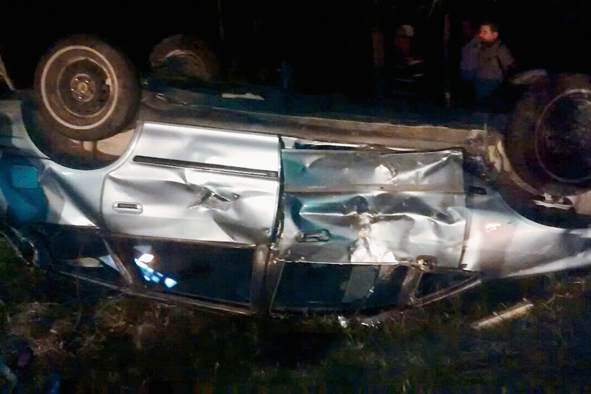 El automóvil donde viajaban Manuel y Víctor Orellana volcó en el km 40 de la ruta de Flores, Petén, al Parque Nacional Tikal. (Foto Prensa Libre: Walfredo Obando)