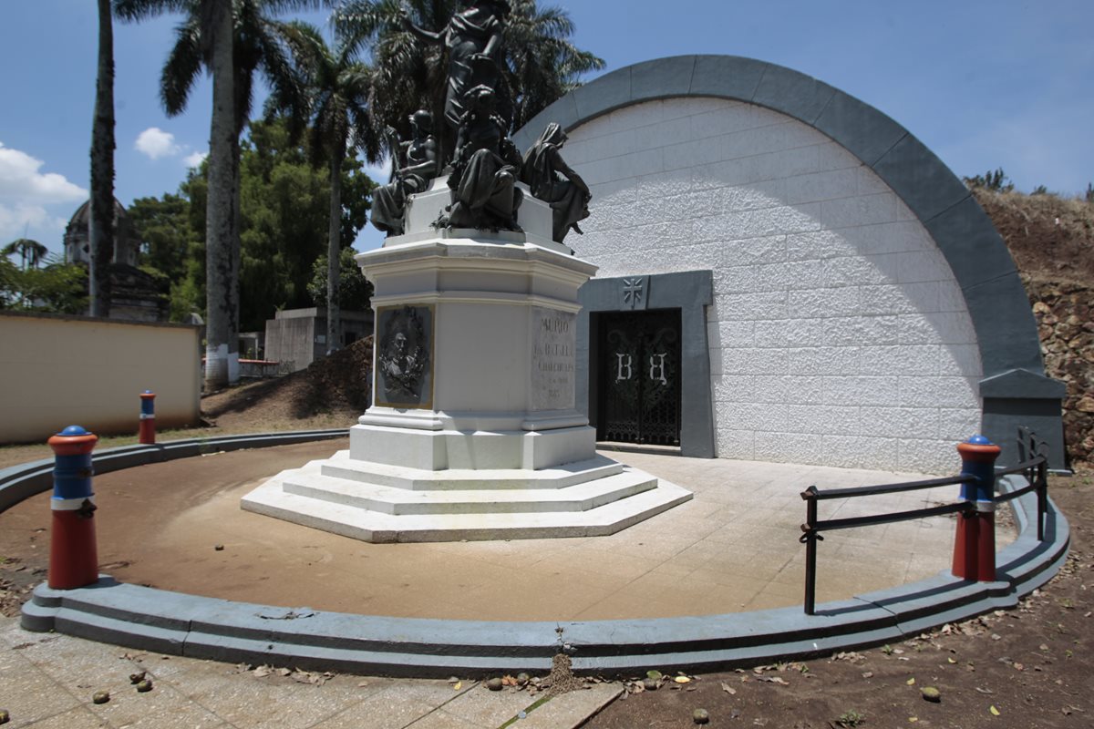 Las rejas que protegían el monumento y mausoleo presidencial fueron robadas.(Foto Prensa Libre: Carlos Ovalle.)